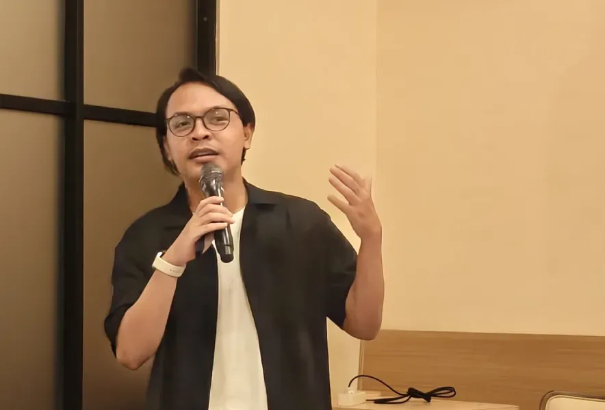 Khairul Muhtadin presenting an automation session with a handheld microphone